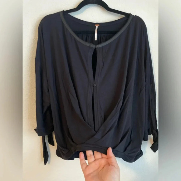 Free People Keepin On Tee, Black, Twist Front, Tie Sleeves Flowy Top Size M - Picture 5 of 6